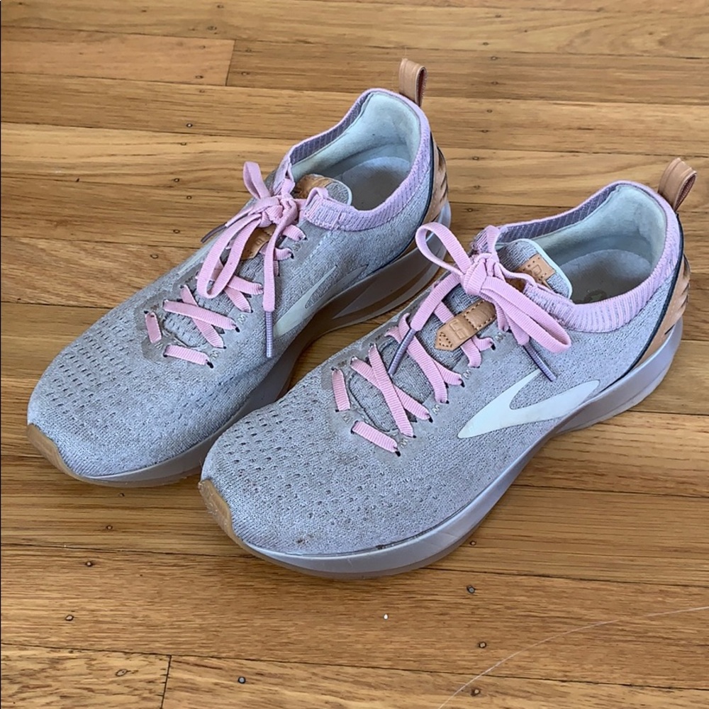 Brooks Women’s Levitate 2 Running Shoe, size 9